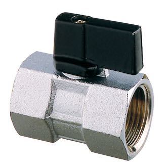 Guidi kuglehane mini 1/2" monteret på en båd, med fokus på tilslutninger.