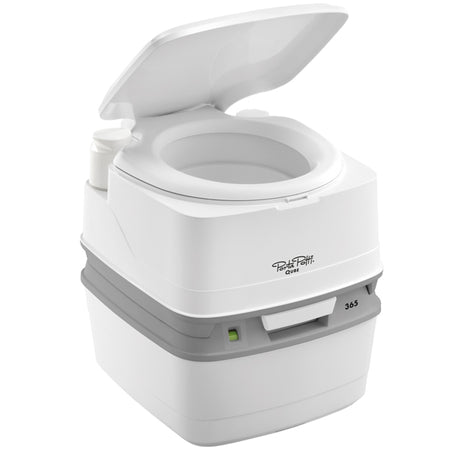 Porta Potti Qube 335 hvid med dørkbeslag set forfra