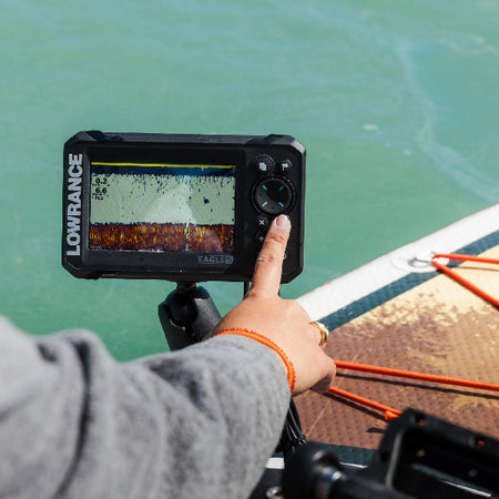 Skærmonteret Lowrance Fishfinder Eagle 5 indikerer fiskeaktivitet