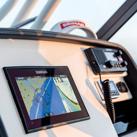 Simrad Go7 XSR kortplotter monteret på båd med skærm i brug