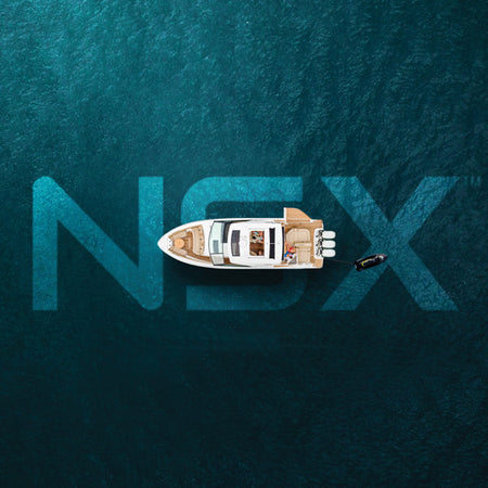 Sidevinkel af Simrad NSX 3009, fremhæver betjeningsknapper og skærm.