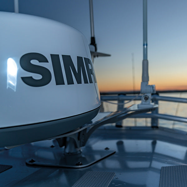 Simrad Halo24 radar monteret på båd med synlig beskrivelse og tilslutninger.