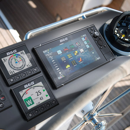 B&G Zeus3S navigationssystem installeret på en bådkonsol.
