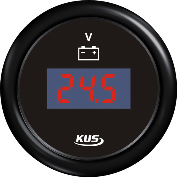 Kus digital voltmeter i sort, monteret på bådpanel med måling af spænding