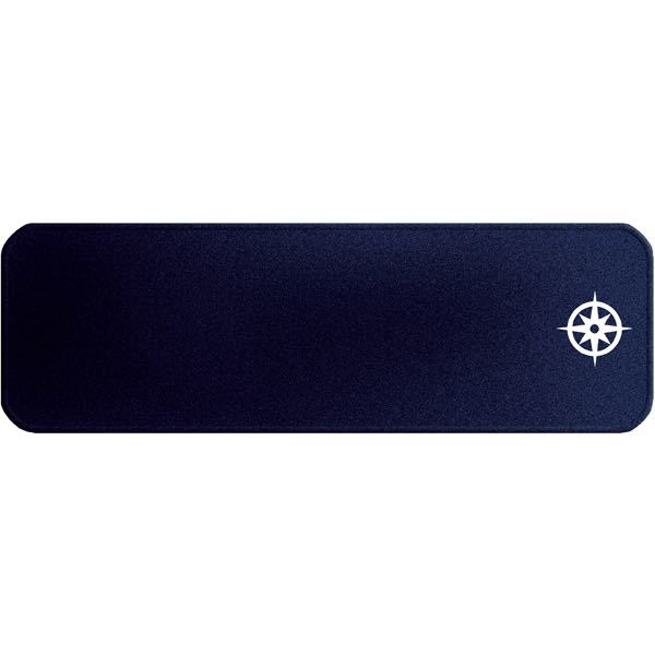 SeaTec måtte løber med kompasdesign, placeret på dæk af en yacht.