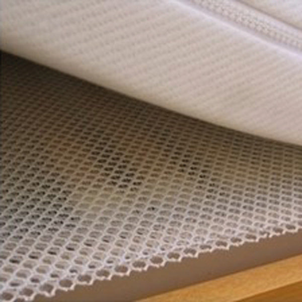 Hvidt 1852 madrasunderlag 3D airmesh, placeret på en båd