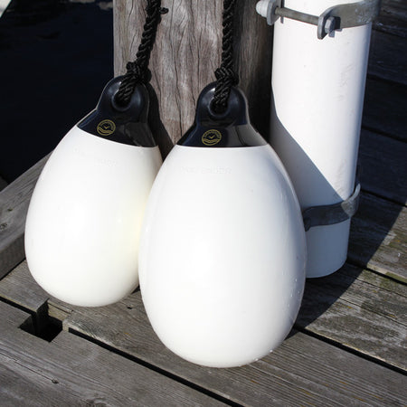 Marineblå Dan-Fender med sort top, perfekt til brug på båd