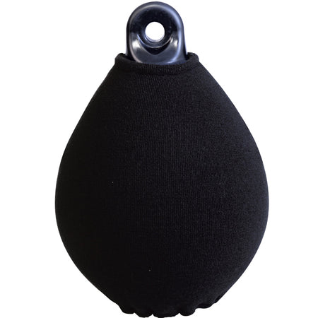 Fendequip Fender overtræk i sort, størrelse 57x40 cm, placeret på en båd