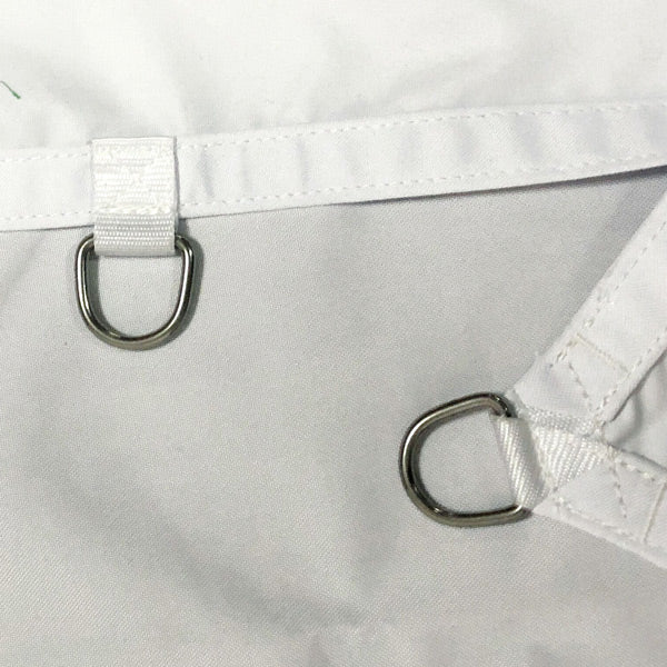 Retangulær solsejl i lysegrå farve foldet sammen