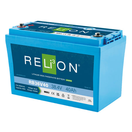 RELiON 38.4V 40AH batteri set forfra med klart design og tilslutninger.