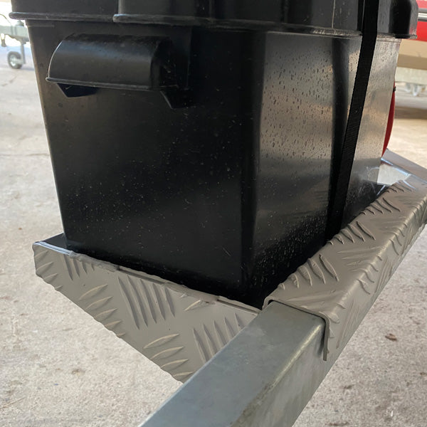 Batterikasse-holder set fra siden med tilbehør