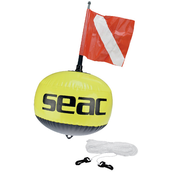 Seac fluorescerende kugleformet bøje med flag og line, set fra siden