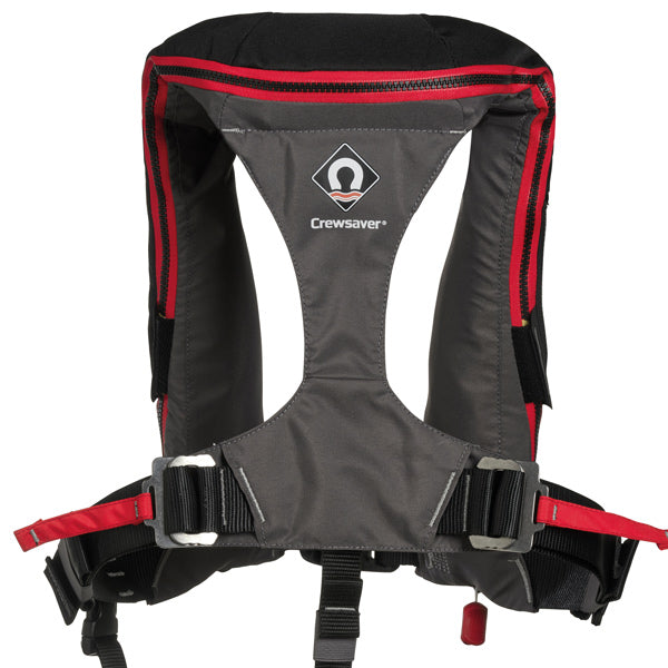 Frontvinkel med Crewsaver 180N flydevest på båd
