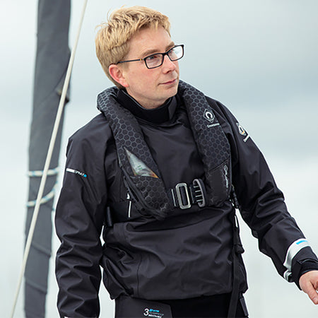 Crewsaver redningsvest monteret på en havkajak
