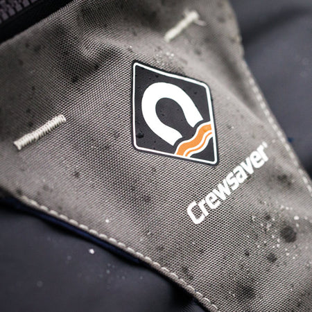 Crewsaver Crewfit 165N Sport i blå, bådværd med vest på i brug