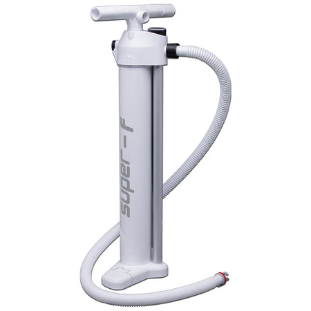 Super-F håndpumpe med manometer, set forfra, klar til brug på båden.