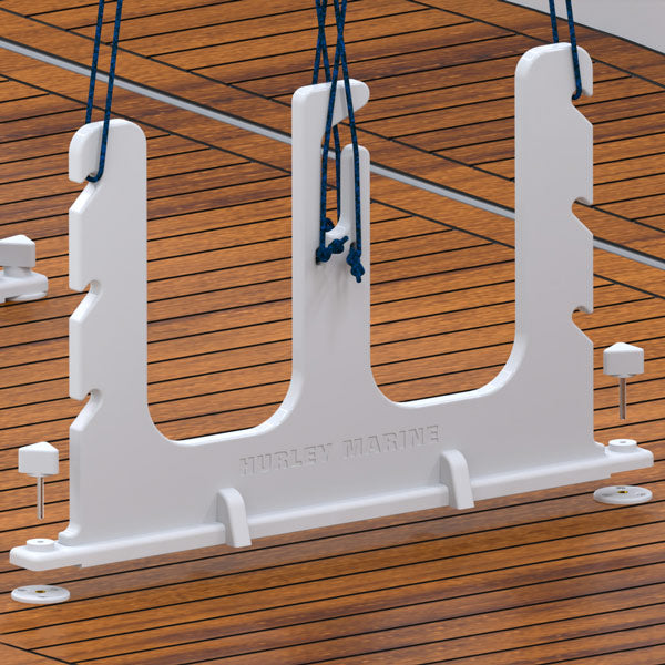 Detaljevisning af Hurley SUP Rack monteret på rails.