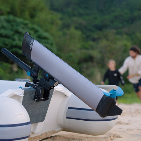 Epropulsion eLite motorens batteri placeret ved siden af