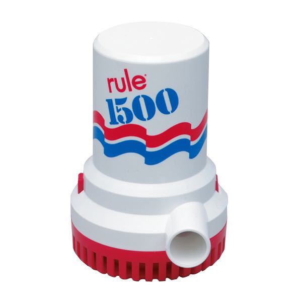 Rule 1500 gph pumpe installeret i båd, set forfra