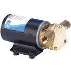 Jabsco spule/lænsepumpe Water Puppy 24V set fra siden, monteret på båd.