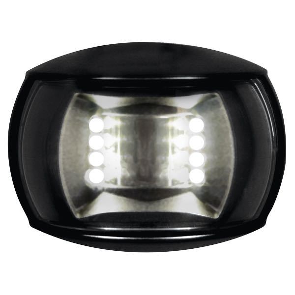 Hella LED agterlanterne i sort plast, set fra siden.