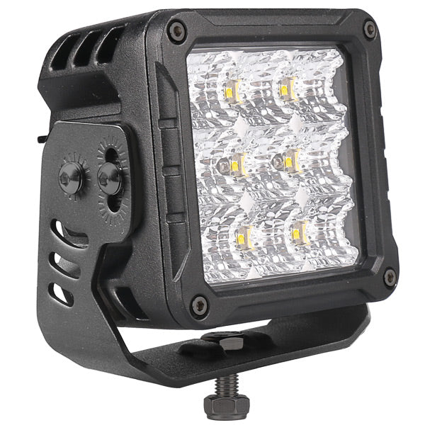 Dækslys fra 1852 monteret på en båd ved skumring.