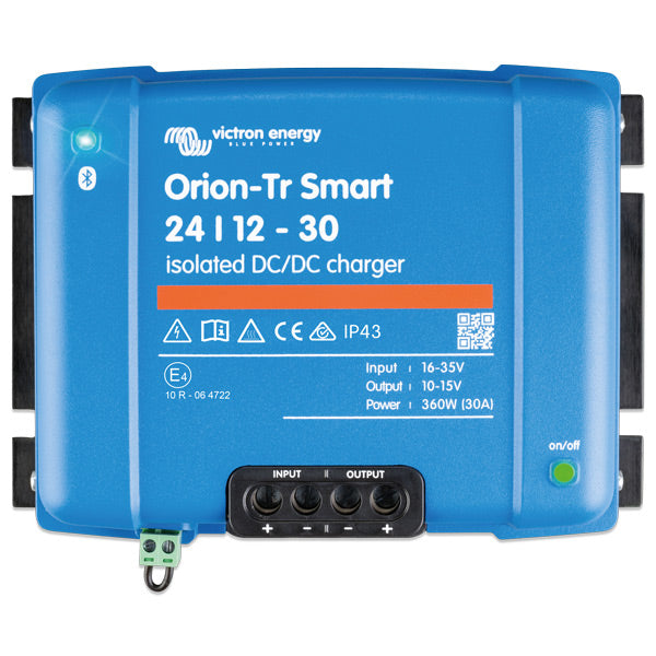 Victron Orion-Tr Smart lader monteret i en båd med synlige forbindelser