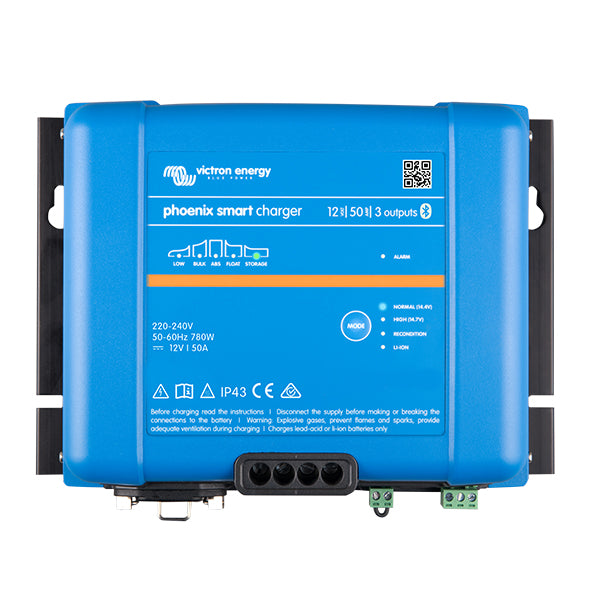 Victron Phoenix Smart IP43 lader 12V 50A set fra siden med tilslutningskabler