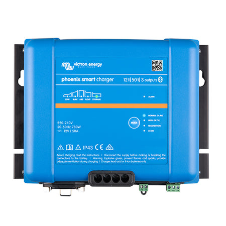 Victron Phoenix Smart IP43 lader 12V 50A set fra siden med tilslutningskabler
