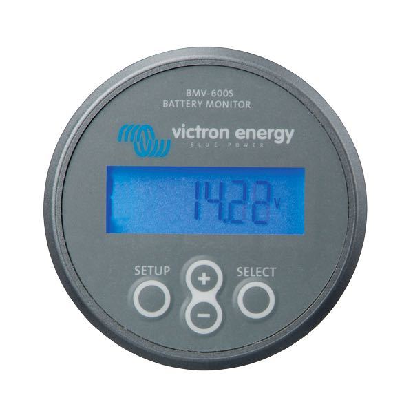 Victron BMV-700S batterimonitor monteret på en båd, viser strømforbrug og status.