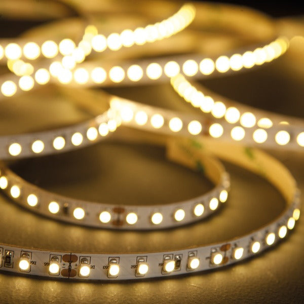 Nautecled strip med lys monteret under en bådlampe