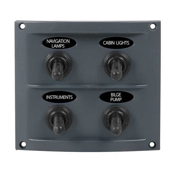 SeaTec strømpanel med fire kontakter, set forfra på bådinteriør