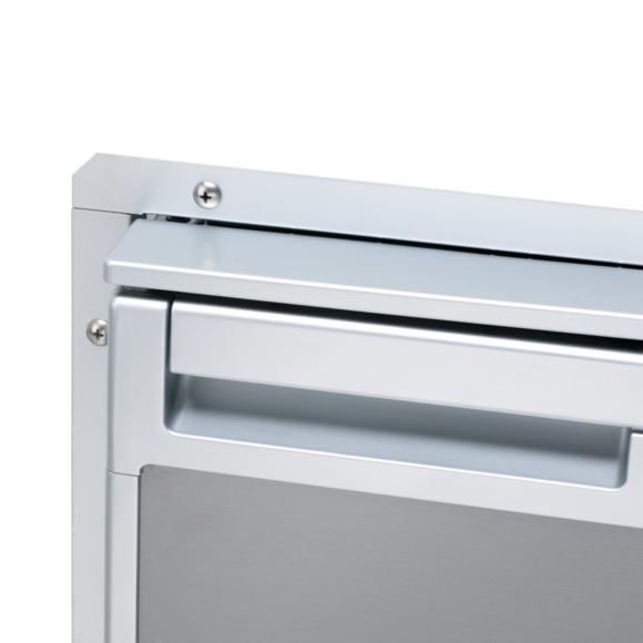 Dometic Coolmatic standard ramme til CR 80 set forfra med køleskabsdør åbnet