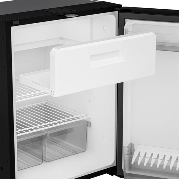 Dometic køleskab NRX0060S placeret under en bådslæbebil