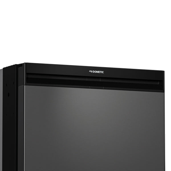 Dometic køleskab set i en båd med dets kabinet