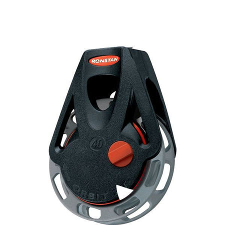 Ronstan Orbit skraldeblok med svirvel set fra siden, klar til brug på båden.