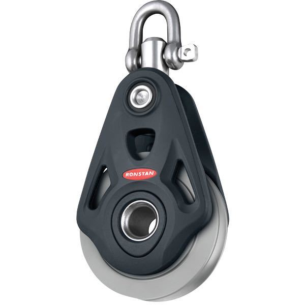 Ronstan enkeltblok med svirvel, monteret på en båd, set forfra.