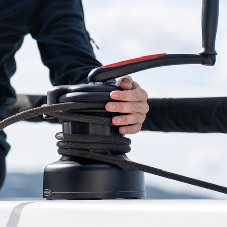 Ronstan spil 45 QT Orbit med knop i aktion.