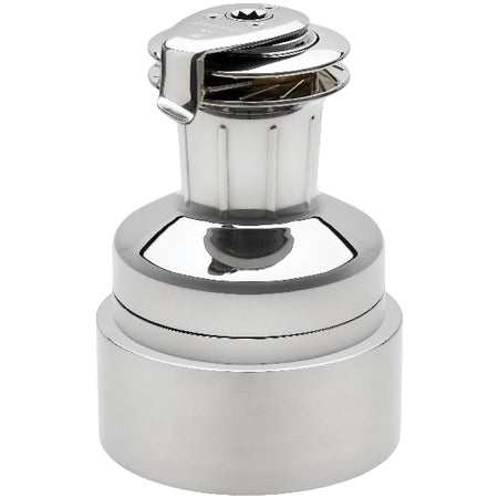 Andersen compact EL spil 52 FS set fra siden, monteret over dæk på en båd.