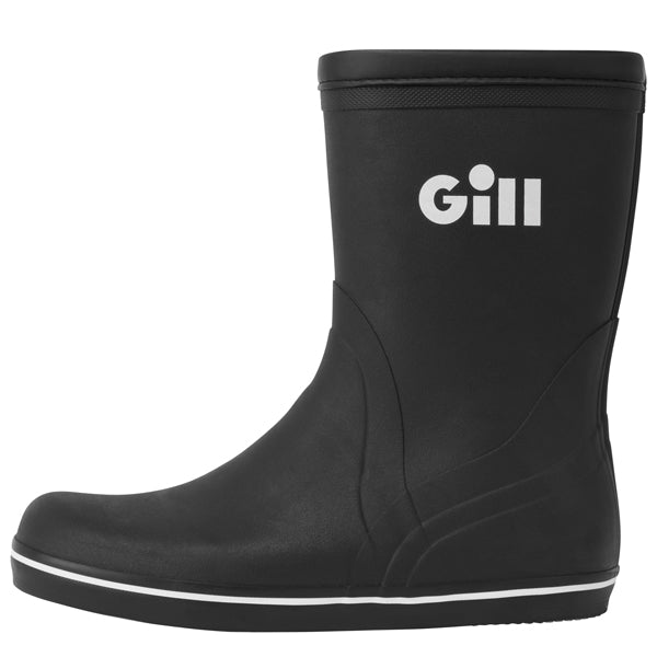 Gill 917 gummistøvle kort set fra siden med sejlerudstyr i baggrunden