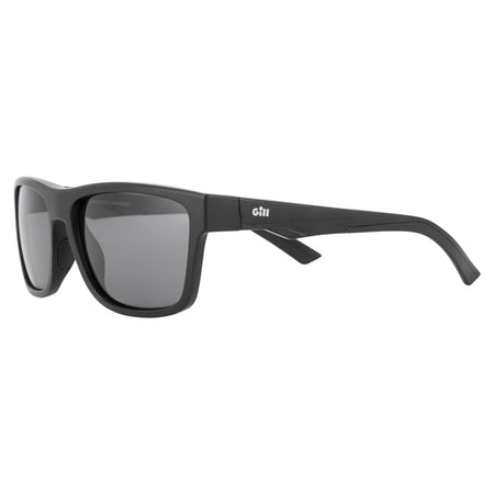 Gill 9742 Spectrum solbrille på en båd i naturligt lys