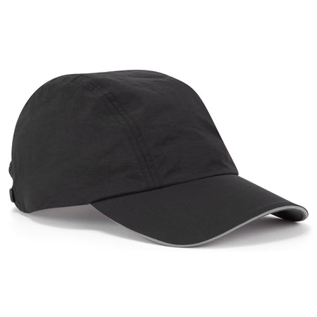 Sort Gill Regatta Cap i brug under sejlads, beskyttelse mod solen