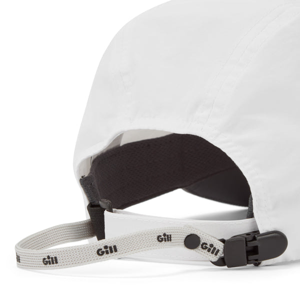 Gill 151 Regatta Cap i brug på en sejlbåd under solskin.