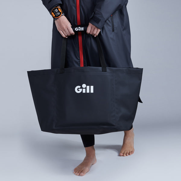 Gill, 5026 måtte & vådt tøjs taske sort placeret på et bådtag
