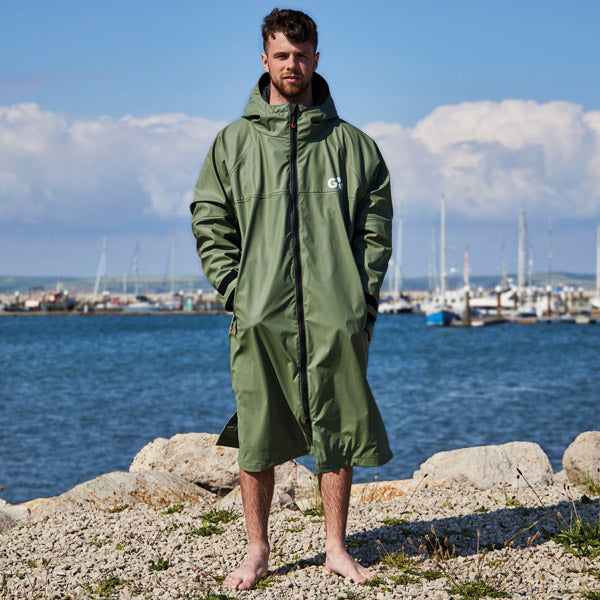 Unisex Gill Aqua Parka jakke i brug ved vandet.