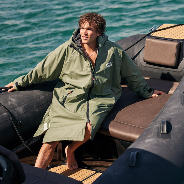 Gill Aqua Parka i grøn, klar til brug på en bådtur.