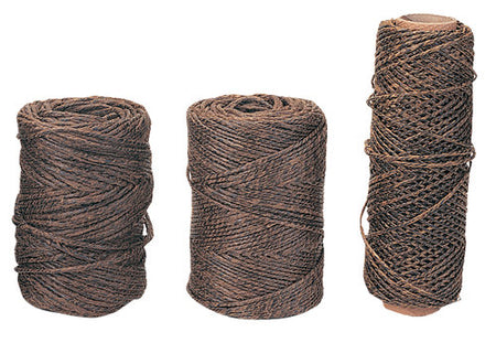 Hamp snor med tjære fra SeaTec, 3 mm tyk og 65 meter lang, præsenteret på hvid baggrund.