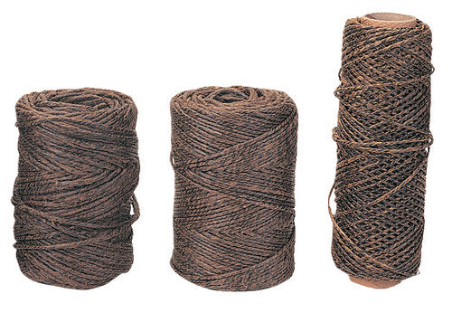 Hamp snor med tjære fra SeaTec, 3 mm tyk og 65 meter lang, præsenteret på hvid baggrund.