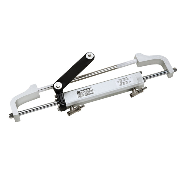 Close-up af Ultraflex hydraulisk system med motorforbindelser.