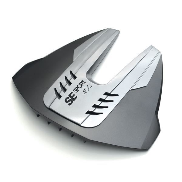 SE Sport Hydrofoil 400 i sort, set fra siden på en båd.